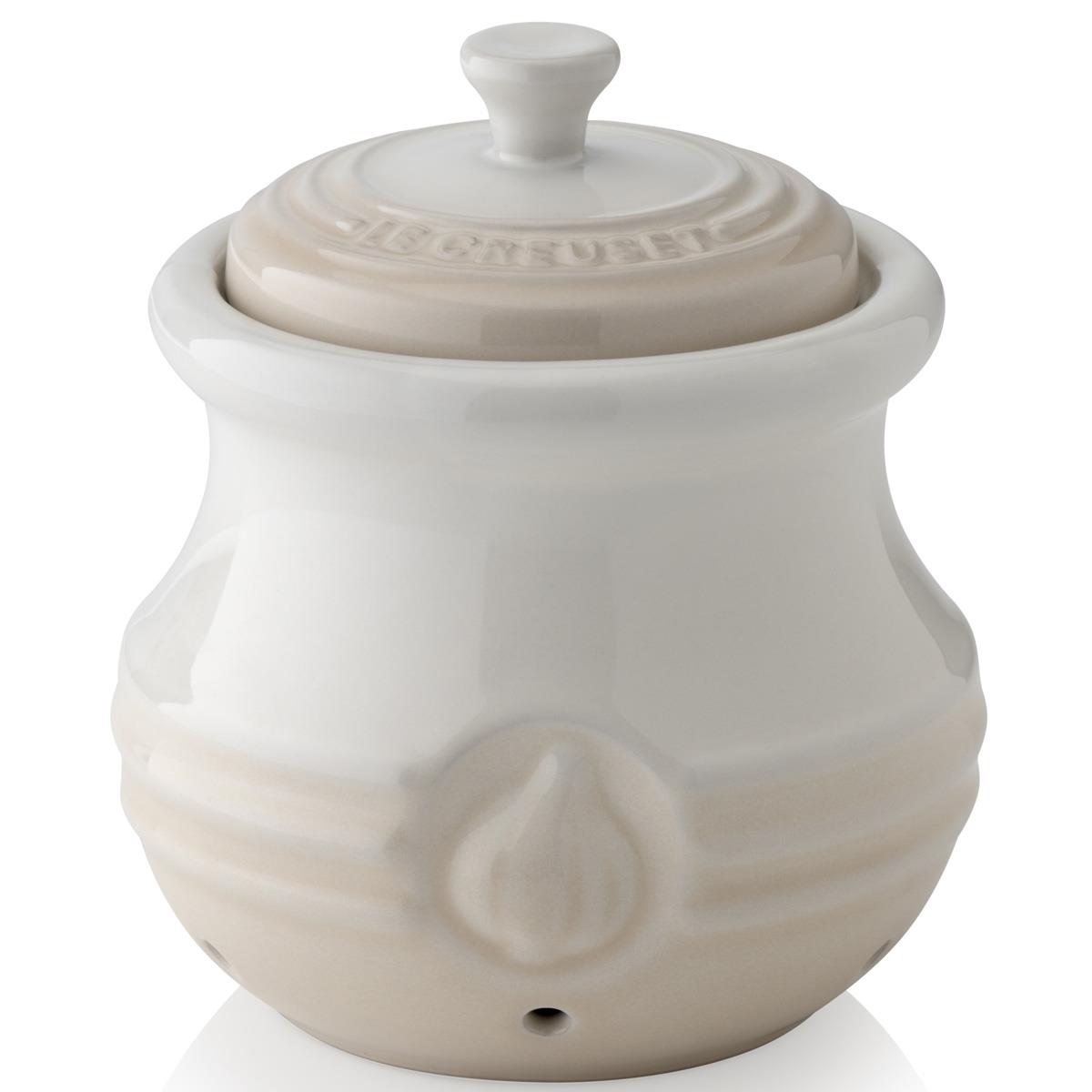 Does the Le Creuset garlic keeper retain odors or flavors?